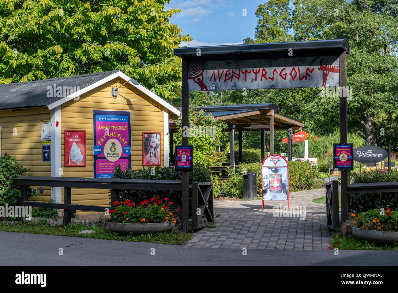 Entrée au parcours de golf miniature du parc municipal Folkparken de Norrkoping, en Suède, début septembre. Norrkoping est une ville industrielle historique. Banque D'Images