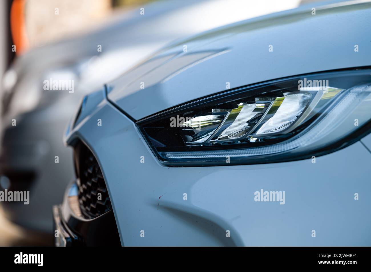 Gros plan phares de voiture, élément lumineux moderne Banque D'Images