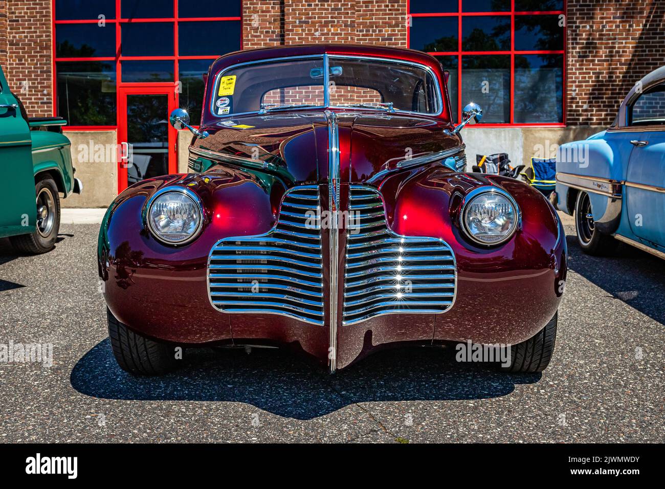 Falcon Heights, MN - 17 juin 2022 : vue de face basse d'un Super coupé 1940 de Buick lors d'un salon automobile local. Banque D'Images