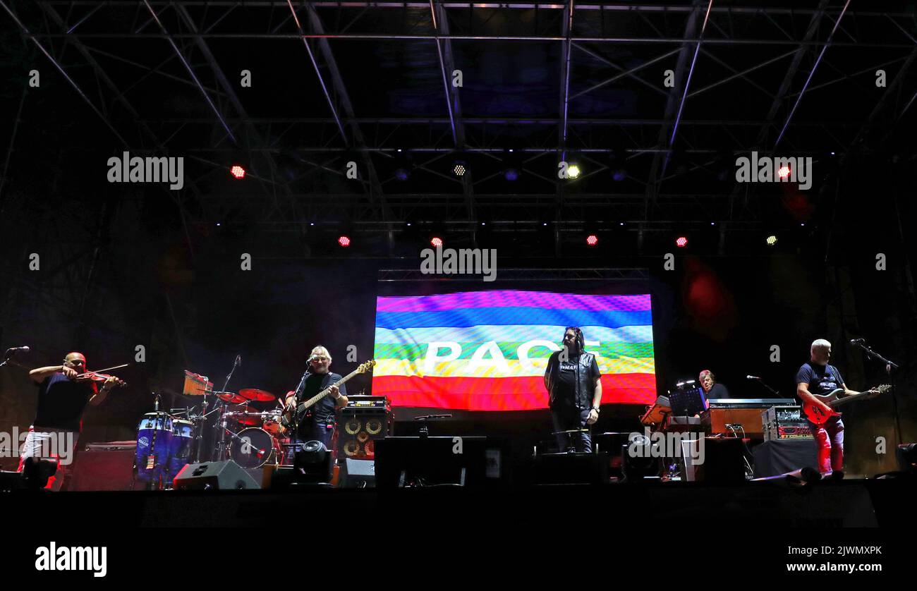 Vicenza, VI, Italie - 4 septembre 2022: Concert en direct d'un groupe italien appelé NOMADI et drapeau de la paix sur scène Banque D'Images