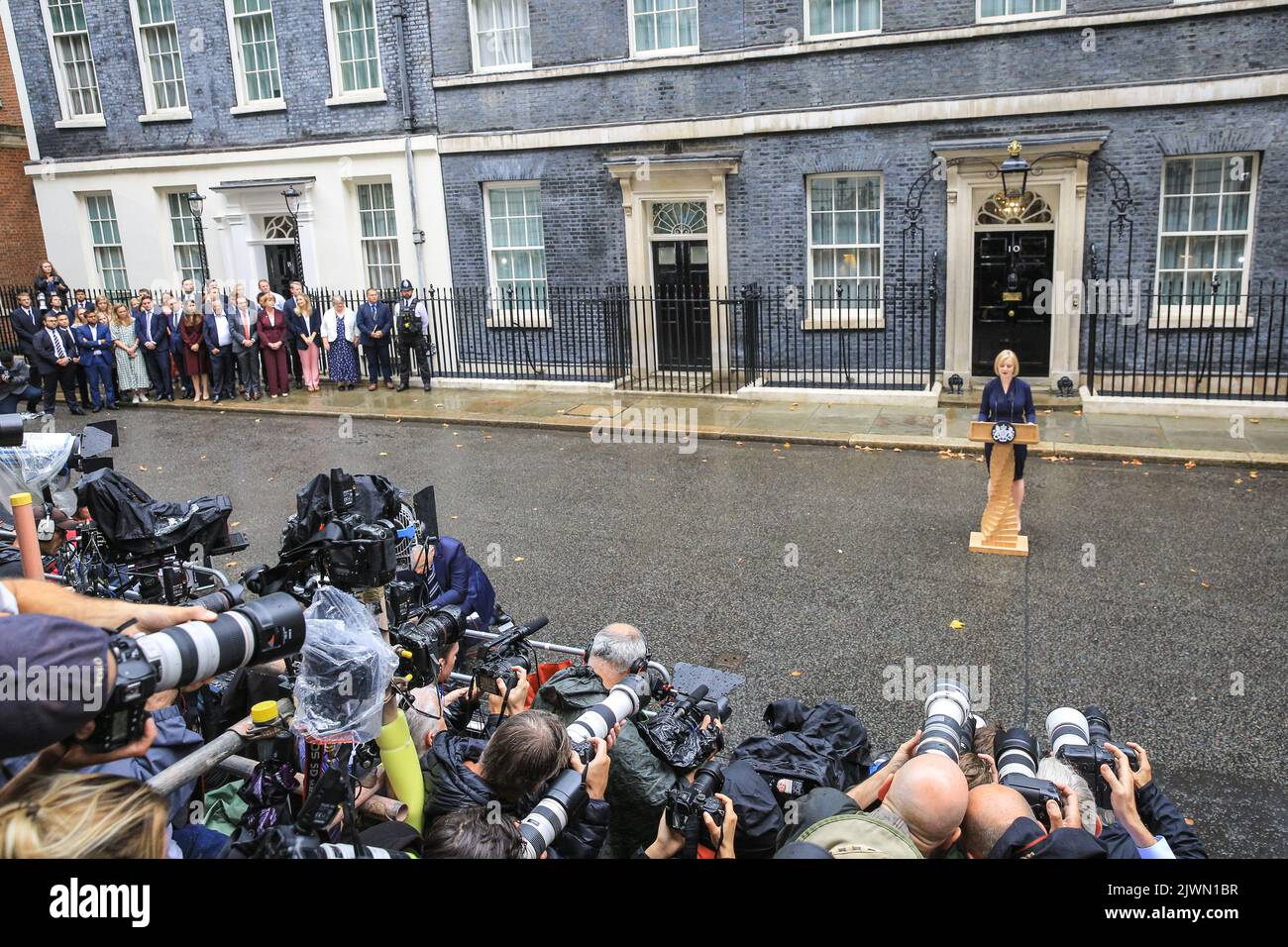 Londres, Royaume-Uni. 06th septembre 2022. Liz Truss (Elizabeth Truss), prononce son premier discours en tant que nouveau Premier ministre britannique du Royaume-Uni aujourd'hui, à l'extérieur du 10 Downing Street à Westminster. Les alliés, les partisans, la famille et d'autres écoutent le discours, aux côtés de la presse assemblée. Elle entre ensuite avec son mari Hugh O'Leary. Credit: Imagetraceur/Alamy Live News Banque D'Images