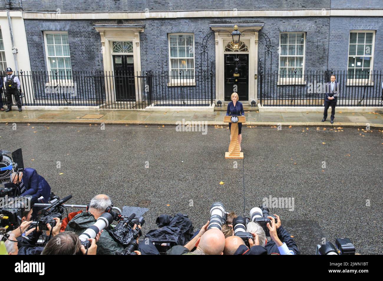 Londres, Royaume-Uni. 06th septembre 2022. Liz Truss (Elizabeth Truss), prononce son premier discours en tant que nouveau Premier ministre britannique du Royaume-Uni aujourd'hui, à l'extérieur du 10 Downing Street à Westminster. Les alliés, les partisans, la famille et d'autres écoutent le discours, aux côtés de la presse assemblée. Elle entre ensuite avec son mari Hugh O'Leary. Credit: Imagetraceur/Alamy Live News Banque D'Images