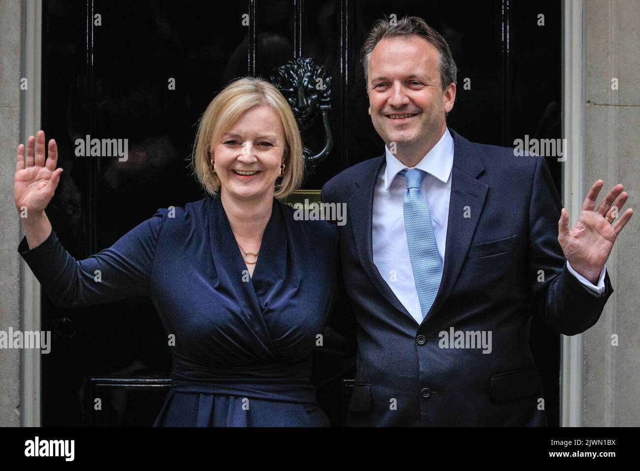 Londres, Royaume-Uni. 06th septembre 2022. Liz Truss et son mari Hugh O'Leary à la célèbre porte n° 10. Liz Truss (Elizabeth Truss), prononce son premier discours en tant que nouveau Premier ministre britannique du Royaume-Uni aujourd'hui, à l'extérieur du 10 Downing Street à Westminster. Les alliés, les partisans, la famille et d'autres écoutent le discours, aux côtés de la presse assemblée. Elle entre ensuite avec son mari Hugh O'Leary. Credit: Imagetraceur/Alamy Live News Banque D'Images