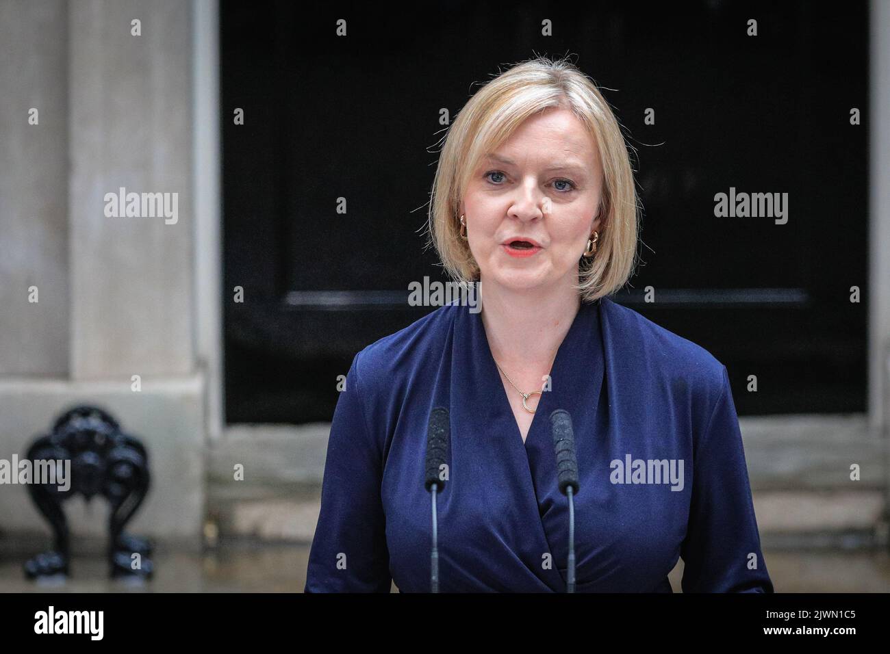 Londres, Royaume-Uni. 06th septembre 2022. Liz Truss (Elizabeth Truss), prononce son premier discours en tant que nouveau Premier ministre britannique du Royaume-Uni aujourd'hui, à l'extérieur du 10 Downing Street à Westminster. Les alliés, les partisans, la famille et d'autres écoutent le discours, aux côtés de la presse assemblée. Elle entre ensuite avec son mari Hugh O'Leary. Credit: Imagetraceur/Alamy Live News Banque D'Images