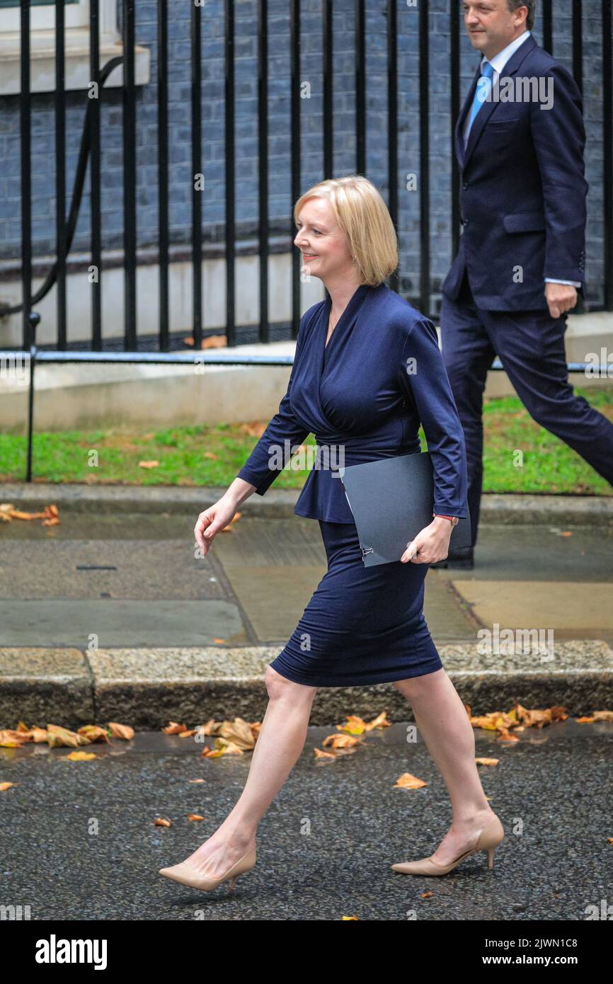 Londres, Royaume-Uni. 06th septembre 2022. Pour la première fois, il y a une promenade à pied dans Downing Street en après-midi. Liz Truss et son mari Hugh O'Leary à la célèbre porte n° 10. Liz Truss (Elizabeth Truss), prononce son premier discours en tant que nouveau Premier ministre britannique du Royaume-Uni aujourd'hui, à l'extérieur du 10 Downing Street à Westminster. Les alliés, les partisans, la famille et d'autres écoutent le discours, aux côtés de la presse assemblée. Elle entre ensuite avec son mari Hugh O'Leary. Credit: Imagetraceur/Alamy Live News Banque D'Images