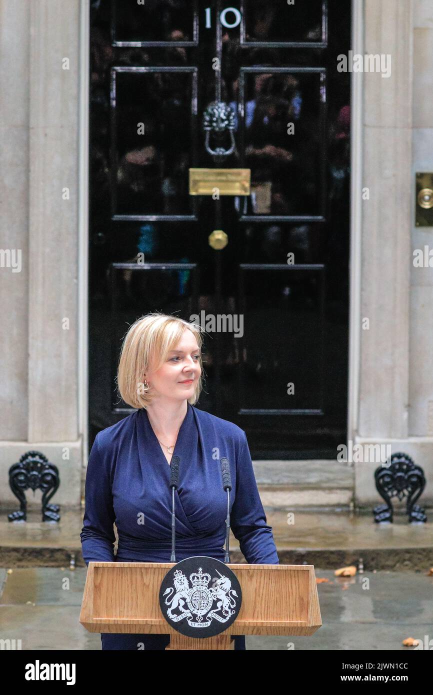 Londres, Royaume-Uni. 06th septembre 2022. Liz Truss (Elizabeth Truss), prononce son premier discours en tant que nouveau Premier ministre britannique du Royaume-Uni aujourd'hui, à l'extérieur du 10 Downing Street à Westminster. Les alliés, les partisans, la famille et d'autres écoutent le discours, aux côtés de la presse assemblée. Elle entre ensuite avec son mari Hugh O'Leary. Credit: Imagetraceur/Alamy Live News Banque D'Images