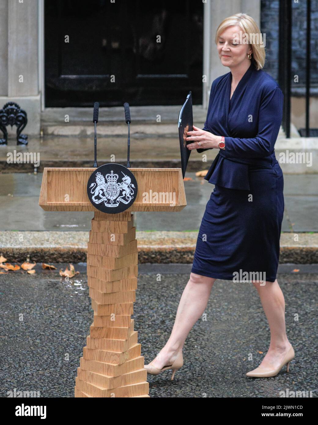 Londres, Royaume-Uni. 06th septembre 2022. Pour la première fois, il y a une promenade à pied dans Downing Street en après-midi. Liz Truss et son mari Hugh O'Leary à la célèbre porte n° 10. Liz Truss (Elizabeth Truss), prononce son premier discours en tant que nouveau Premier ministre britannique du Royaume-Uni aujourd'hui, à l'extérieur du 10 Downing Street à Westminster. Les alliés, les partisans, la famille et d'autres écoutent le discours, aux côtés de la presse assemblée. Elle entre ensuite avec son mari Hugh O'Leary. Credit: Imagetraceur/Alamy Live News Banque D'Images