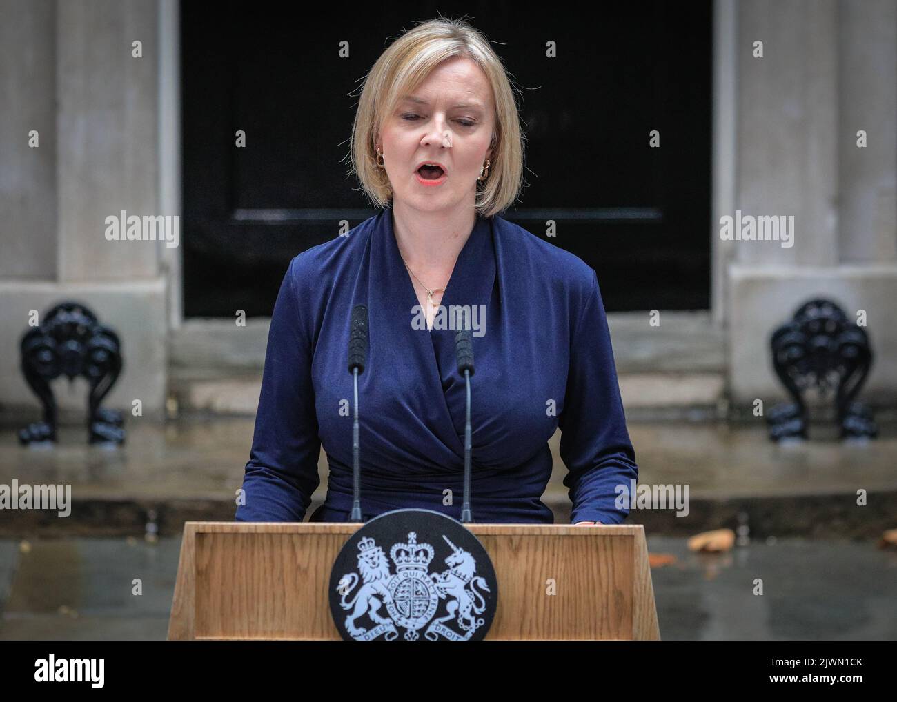 Londres, Royaume-Uni. 06th septembre 2022. Liz Truss (Elizabeth Truss), prononce son premier discours en tant que nouveau Premier ministre britannique du Royaume-Uni aujourd'hui, à l'extérieur du 10 Downing Street à Westminster. Les alliés, les partisans, la famille et d'autres écoutent le discours, aux côtés de la presse assemblée. Elle entre ensuite avec son mari Hugh O'Leary. Credit: Imagetraceur/Alamy Live News Banque D'Images