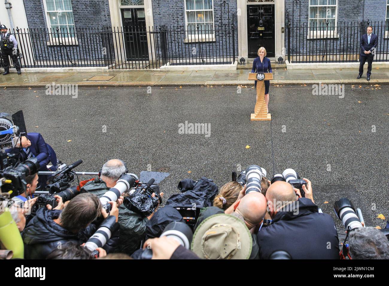 Londres, Royaume-Uni. 06th septembre 2022. Liz Truss (Elizabeth Truss), prononce son premier discours en tant que nouveau Premier ministre britannique du Royaume-Uni aujourd'hui, à l'extérieur du 10 Downing Street à Westminster. Les alliés, les partisans, la famille et d'autres écoutent le discours, aux côtés de la presse assemblée. Elle entre ensuite avec son mari Hugh O'Leary. Credit: Imagetraceur/Alamy Live News Banque D'Images