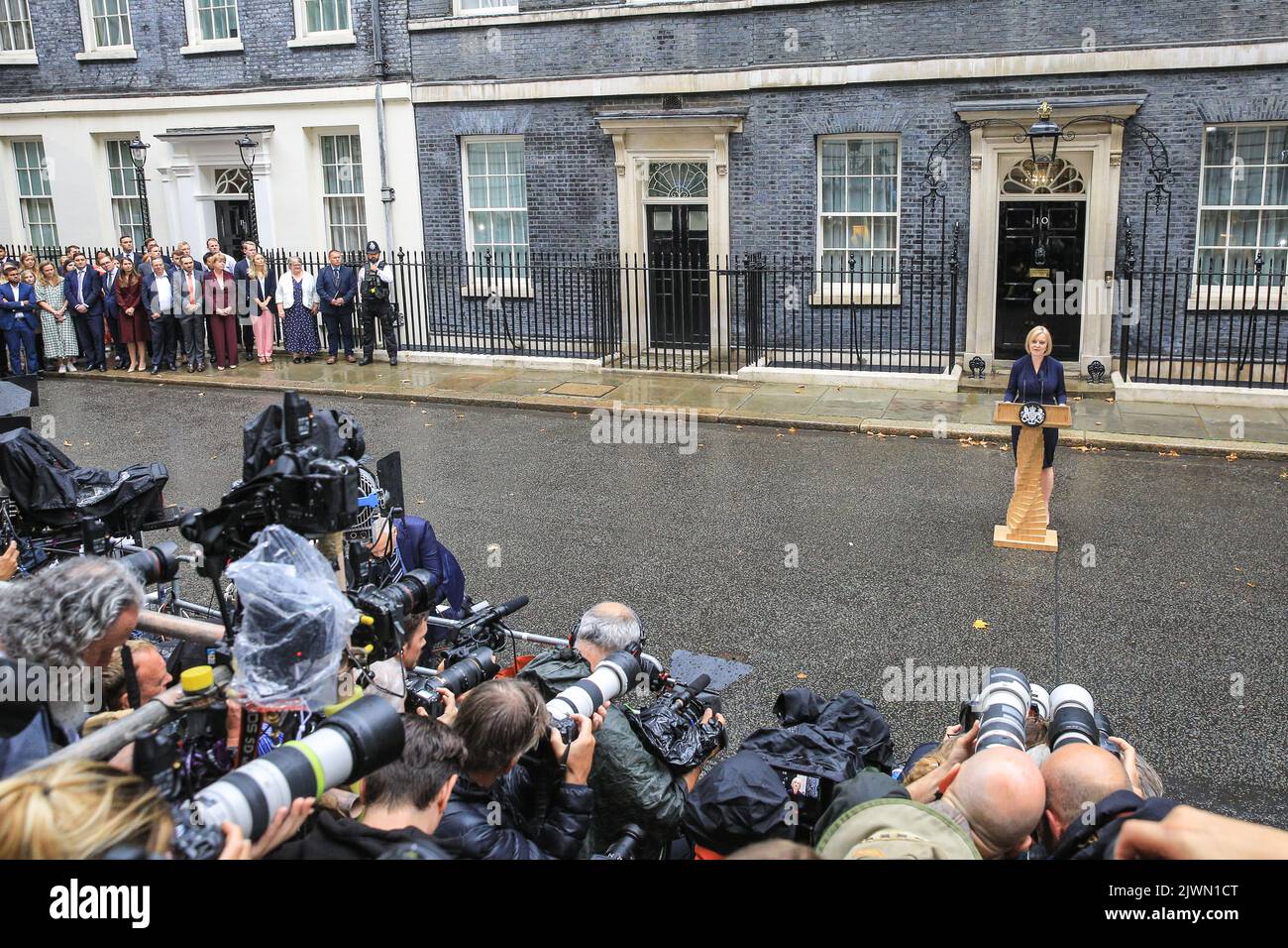 Londres, Royaume-Uni. 06th septembre 2022. Liz Truss (Elizabeth Truss), prononce son premier discours en tant que nouveau Premier ministre britannique du Royaume-Uni aujourd'hui, à l'extérieur du 10 Downing Street à Westminster. Les alliés, les partisans, la famille et d'autres écoutent le discours, aux côtés de la presse assemblée. Elle entre ensuite avec son mari Hugh O'Leary. Credit: Imagetraceur/Alamy Live News Banque D'Images