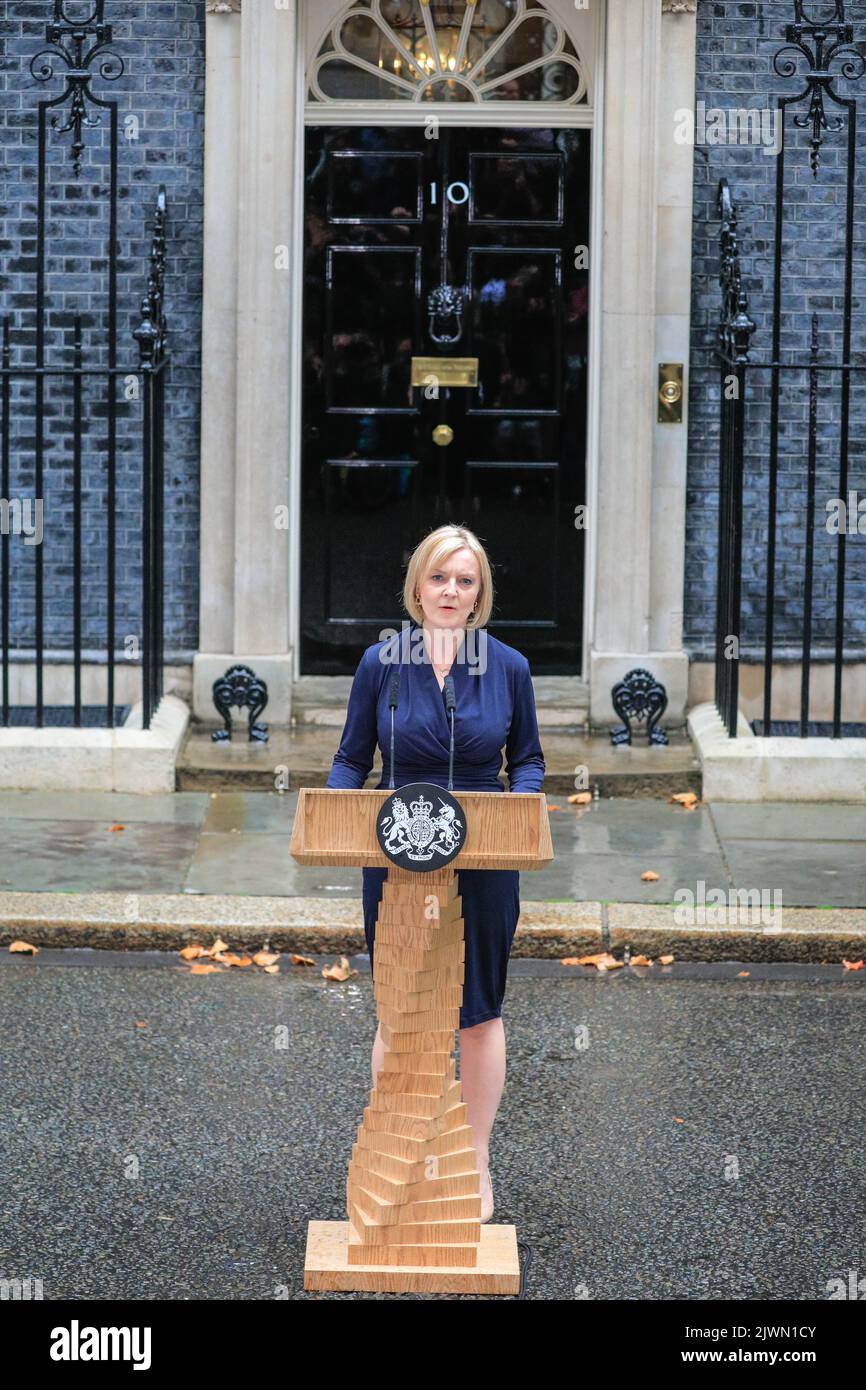 Londres, Royaume-Uni. 06th septembre 2022. Liz Truss (Elizabeth Truss), prononce son premier discours en tant que nouveau Premier ministre britannique du Royaume-Uni aujourd'hui, à l'extérieur du 10 Downing Street à Westminster. Les alliés, les partisans, la famille et d'autres écoutent le discours, aux côtés de la presse assemblée. Elle entre ensuite avec son mari Hugh O'Leary. Credit: Imagetraceur/Alamy Live News Banque D'Images