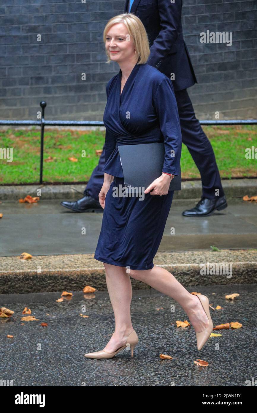 Londres, Royaume-Uni. 06th septembre 2022. Pour la première fois, il y a une promenade à pied dans Downing Street en après-midi. Liz Truss et son mari Hugh O'Leary à la célèbre porte n° 10. Liz Truss (Elizabeth Truss), prononce son premier discours en tant que nouveau Premier ministre britannique du Royaume-Uni aujourd'hui, à l'extérieur du 10 Downing Street à Westminster. Les alliés, les partisans, la famille et d'autres écoutent le discours, aux côtés de la presse assemblée. Elle entre ensuite avec son mari Hugh O'Leary. Credit: Imagetraceur/Alamy Live News Banque D'Images