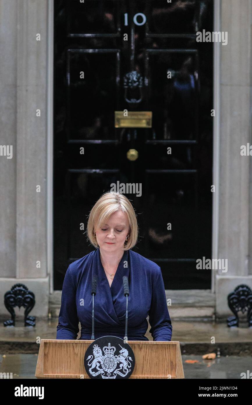 Londres, Royaume-Uni. 06th septembre 2022. Liz Truss (Elizabeth Truss), prononce son premier discours en tant que nouveau Premier ministre britannique du Royaume-Uni aujourd'hui, à l'extérieur du 10 Downing Street à Westminster. Les alliés, les partisans, la famille et d'autres écoutent le discours, aux côtés de la presse assemblée. Elle entre ensuite avec son mari Hugh O'Leary. Credit: Imagetraceur/Alamy Live News Banque D'Images
