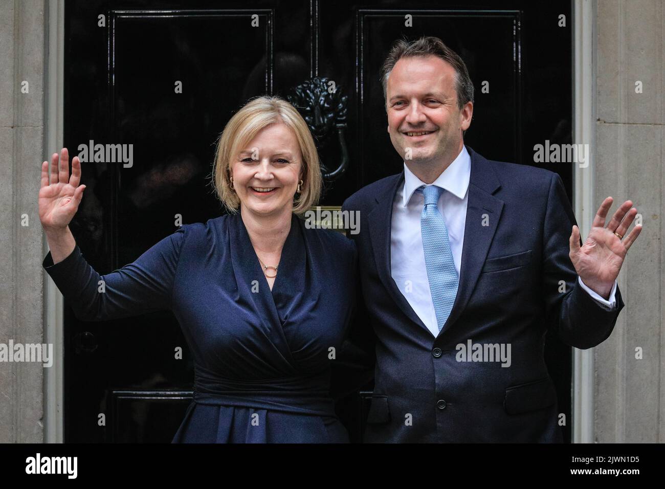 Londres, Royaume-Uni. 06th septembre 2022. Liz Truss et son mari Hugh O'Leary à la célèbre porte n° 10. Liz Truss (Elizabeth Truss), prononce son premier discours en tant que nouveau Premier ministre britannique du Royaume-Uni aujourd'hui, à l'extérieur du 10 Downing Street à Westminster. Les alliés, les partisans, la famille et d'autres écoutent le discours, aux côtés de la presse assemblée. Elle entre ensuite avec son mari Hugh O'Leary. Credit: Imagetraceur/Alamy Live News Banque D'Images