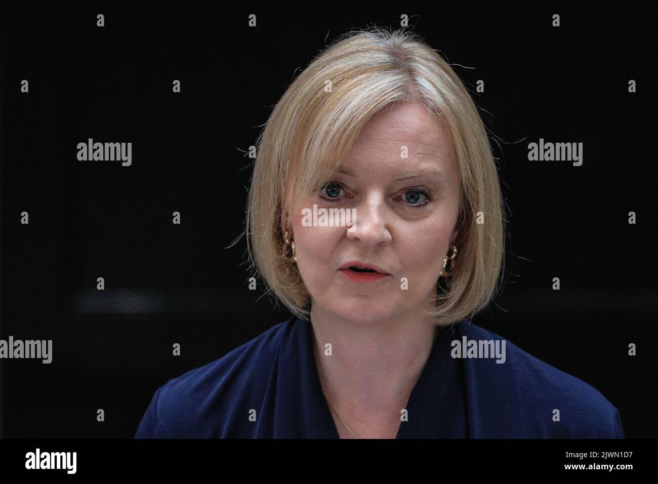 Londres, Royaume-Uni. 06th septembre 2022. Liz Truss (Elizabeth Truss), prononce son premier discours en tant que nouveau Premier ministre britannique du Royaume-Uni aujourd'hui, à l'extérieur du 10 Downing Street à Westminster. Les alliés, les partisans, la famille et d'autres écoutent le discours, aux côtés de la presse assemblée. Elle entre ensuite avec son mari Hugh O'Leary. Credit: Imagetraceur/Alamy Live News Banque D'Images