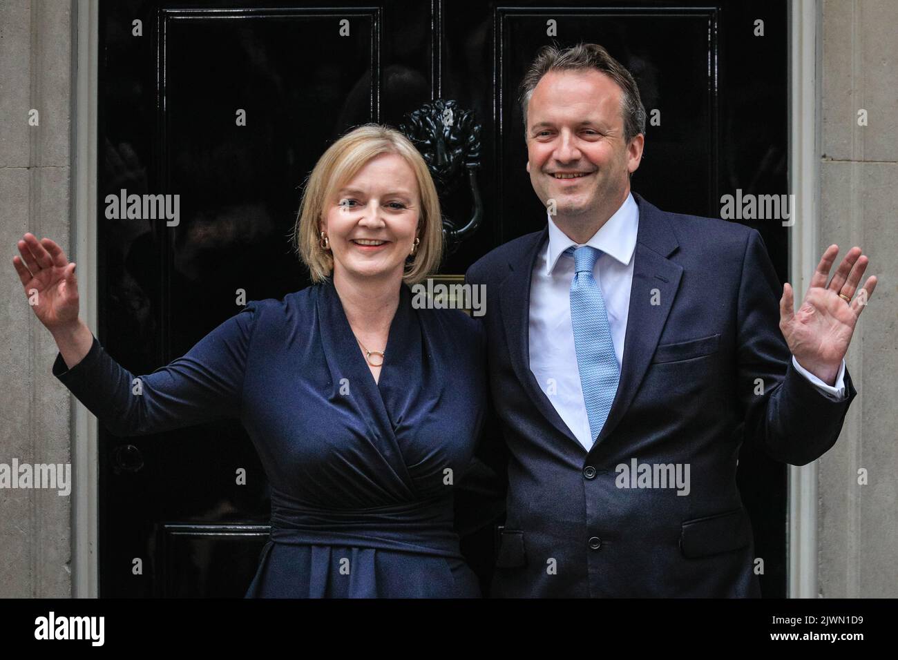 Londres, Royaume-Uni. 06th septembre 2022. Liz Truss et son mari Hugh O'Leary à la célèbre porte n° 10. Liz Truss (Elizabeth Truss), prononce son premier discours en tant que nouveau Premier ministre britannique du Royaume-Uni aujourd'hui, à l'extérieur du 10 Downing Street à Westminster. Les alliés, les partisans, la famille et d'autres écoutent le discours, aux côtés de la presse assemblée. Elle entre ensuite avec son mari Hugh O'Leary. Credit: Imagetraceur/Alamy Live News Banque D'Images