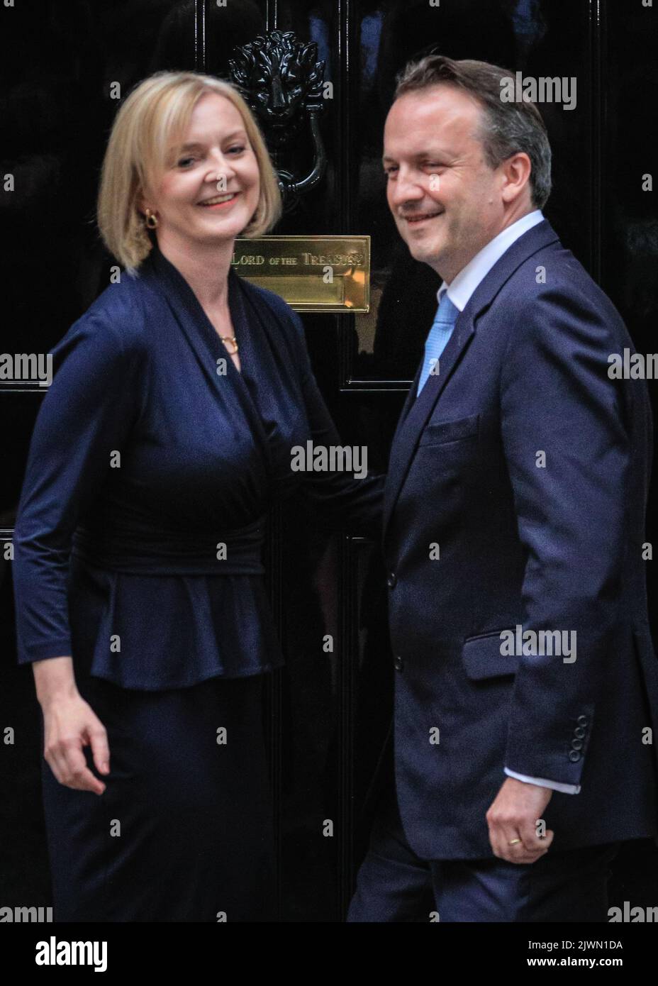 Londres, Royaume-Uni. 06th septembre 2022. Liz Truss et son mari Hugh O'Leary à la célèbre porte n° 10. Liz Truss (Elizabeth Truss), prononce son premier discours en tant que nouveau Premier ministre britannique du Royaume-Uni aujourd'hui, à l'extérieur du 10 Downing Street à Westminster. Les alliés, les partisans, la famille et d'autres écoutent le discours, aux côtés de la presse assemblée. Elle entre ensuite avec son mari Hugh O'Leary. Credit: Imagetraceur/Alamy Live News Banque D'Images