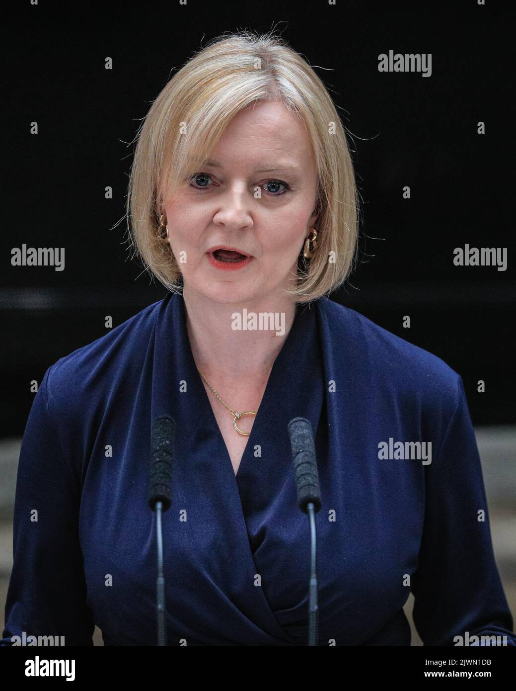 Londres, Royaume-Uni. 06th septembre 2022. Liz Truss (Elizabeth Truss), prononce son premier discours en tant que nouveau Premier ministre britannique du Royaume-Uni aujourd'hui, à l'extérieur du 10 Downing Street à Westminster. Les alliés, les partisans, la famille et d'autres écoutent le discours, aux côtés de la presse assemblée. Elle entre ensuite avec son mari Hugh O'Leary. Credit: Imagetraceur/Alamy Live News Banque D'Images