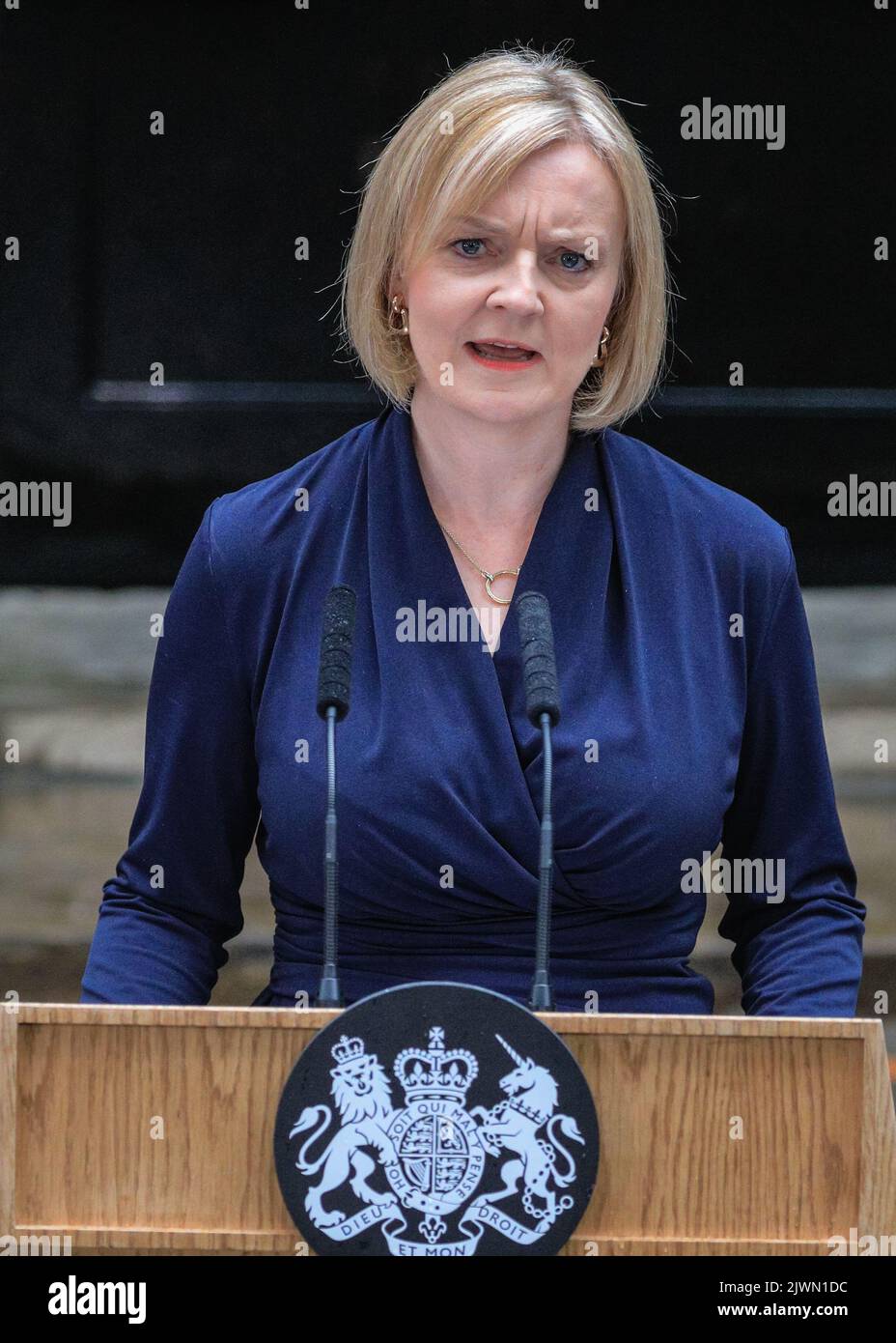 Londres, Royaume-Uni. 06th septembre 2022. Liz Truss (Elizabeth Truss), prononce son premier discours en tant que nouveau Premier ministre britannique du Royaume-Uni aujourd'hui, à l'extérieur du 10 Downing Street à Westminster. Les alliés, les partisans, la famille et d'autres écoutent le discours, aux côtés de la presse assemblée. Elle entre ensuite avec son mari Hugh O'Leary. Credit: Imagetraceur/Alamy Live News Banque D'Images