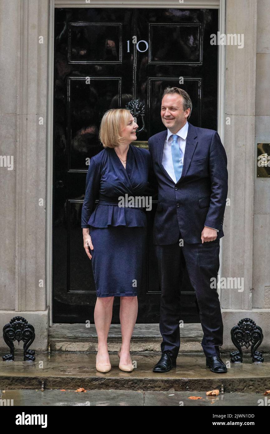 Londres, Royaume-Uni. 06th septembre 2022. Liz Truss et son mari Hugh O'Leary à la célèbre porte n° 10. Liz Truss (Elizabeth Truss), prononce son premier discours en tant que nouveau Premier ministre britannique du Royaume-Uni aujourd'hui, à l'extérieur du 10 Downing Street à Westminster. Les alliés, les partisans, la famille et d'autres écoutent le discours, aux côtés de la presse assemblée. Elle entre ensuite avec son mari Hugh O'Leary. Credit: Imagetraceur/Alamy Live News Banque D'Images