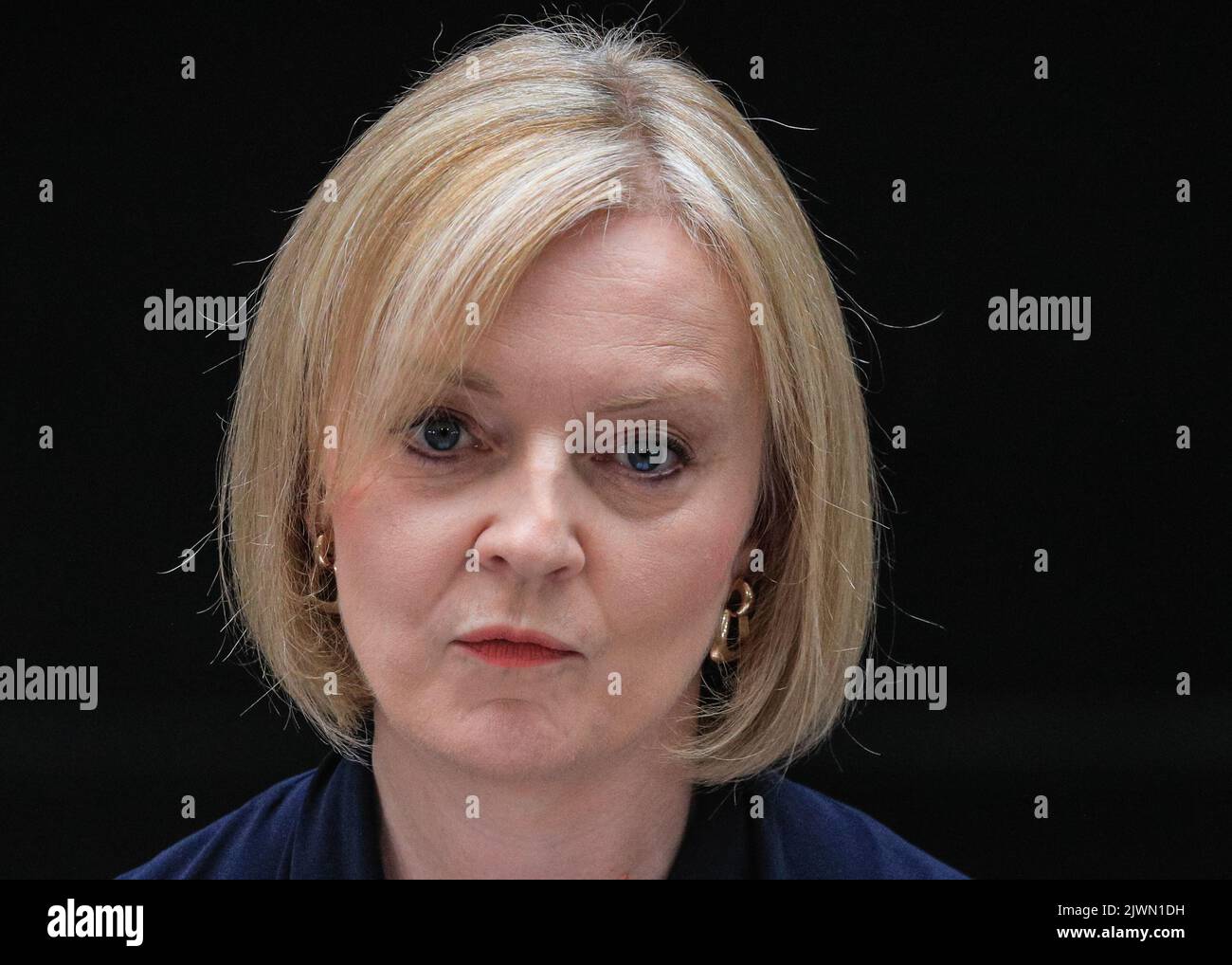 Londres, Royaume-Uni. 06th septembre 2022. Liz Truss (Elizabeth Truss), prononce son premier discours en tant que nouveau Premier ministre britannique du Royaume-Uni aujourd'hui, à l'extérieur du 10 Downing Street à Westminster. Les alliés, les partisans, la famille et d'autres écoutent le discours, aux côtés de la presse assemblée. Elle entre ensuite avec son mari Hugh O'Leary. Credit: Imagetraceur/Alamy Live News Banque D'Images