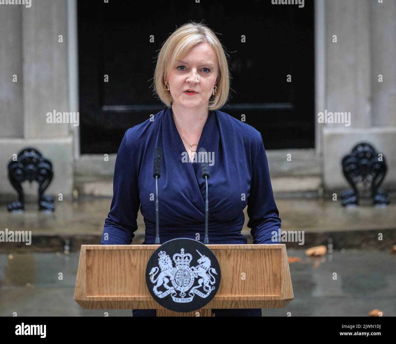 Londres, Royaume-Uni. 06th septembre 2022. Liz Truss (Elizabeth Truss), prononce son premier discours en tant que nouveau Premier ministre britannique du Royaume-Uni aujourd'hui, à l'extérieur du 10 Downing Street à Westminster. Les alliés, les partisans, la famille et d'autres écoutent le discours, aux côtés de la presse assemblée. Elle entre ensuite avec son mari Hugh O'Leary. Credit: Imagetraceur/Alamy Live News Banque D'Images