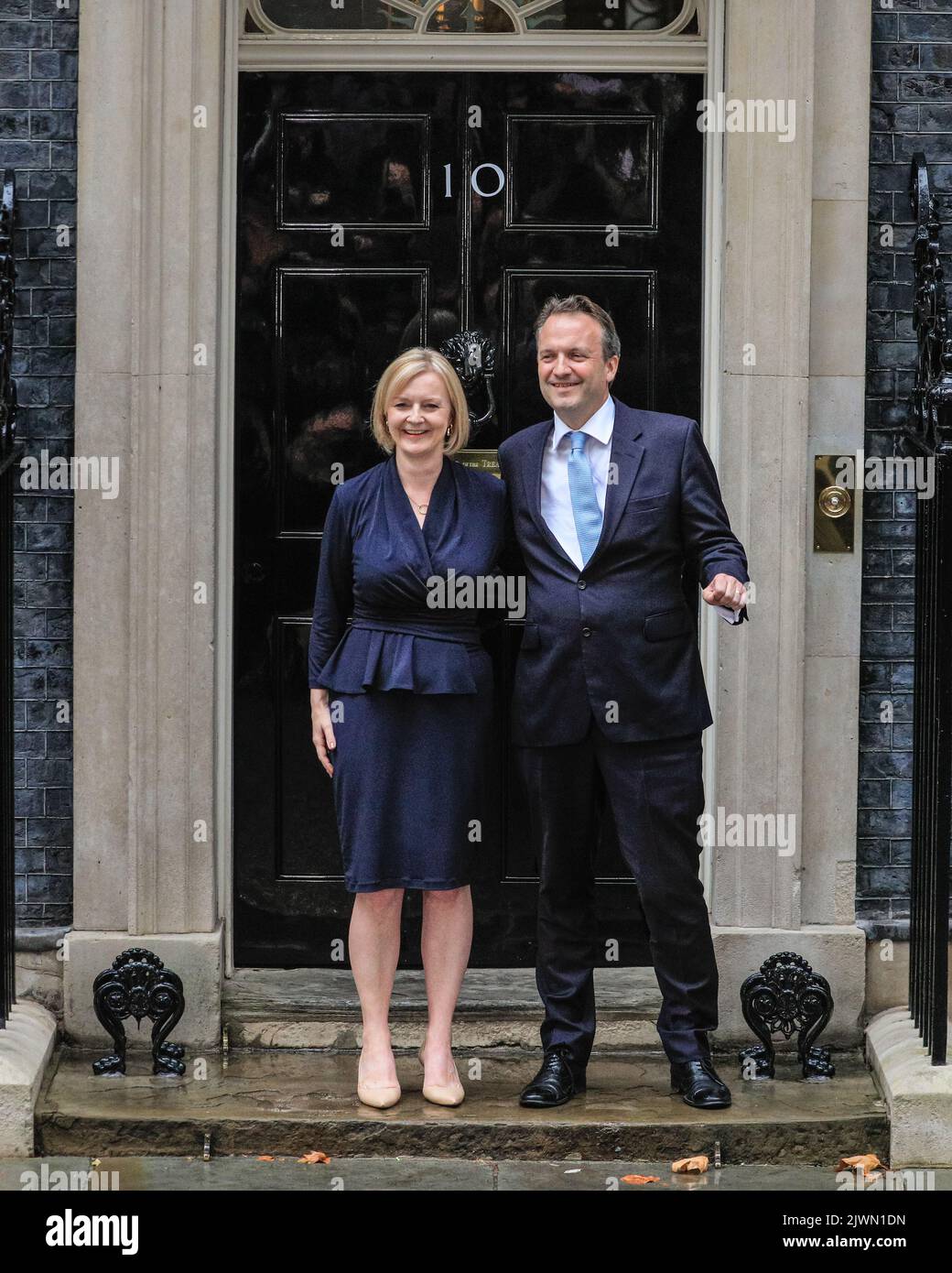 Londres, Royaume-Uni. 06th septembre 2022. Liz Truss et son mari Hugh O'Leary à la célèbre porte n° 10. Liz Truss (Elizabeth Truss), prononce son premier discours en tant que nouveau Premier ministre britannique du Royaume-Uni aujourd'hui, à l'extérieur du 10 Downing Street à Westminster. Les alliés, les partisans, la famille et d'autres écoutent le discours, aux côtés de la presse assemblée. Elle entre ensuite avec son mari Hugh O'Leary. Credit: Imagetraceur/Alamy Live News Banque D'Images