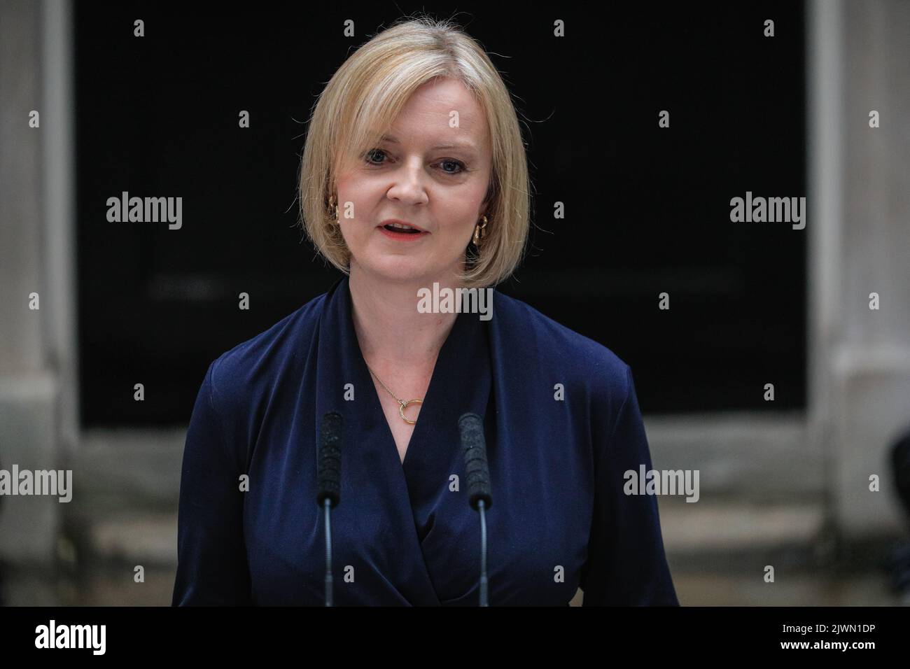 Londres, Royaume-Uni. 06th septembre 2022. Liz Truss (Elizabeth Truss), prononce son premier discours en tant que nouveau Premier ministre britannique du Royaume-Uni aujourd'hui, à l'extérieur du 10 Downing Street à Westminster. Les alliés, les partisans, la famille et d'autres écoutent le discours, aux côtés de la presse assemblée. Elle entre ensuite avec son mari Hugh O'Leary. Credit: Imagetraceur/Alamy Live News Banque D'Images