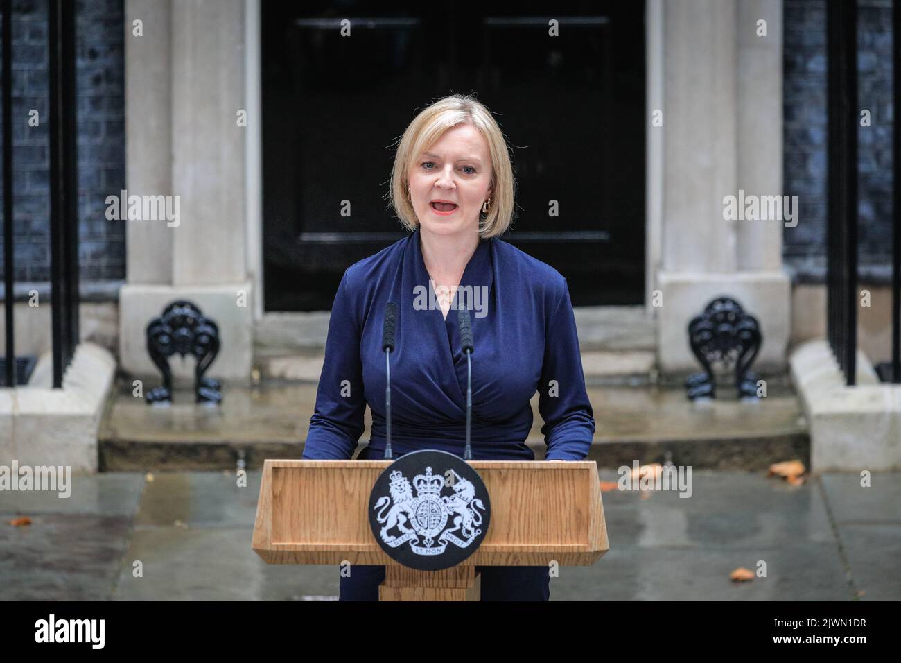 Londres, Royaume-Uni. 06th septembre 2022. Liz Truss (Elizabeth Truss), prononce son premier discours en tant que nouveau Premier ministre britannique du Royaume-Uni aujourd'hui, à l'extérieur du 10 Downing Street à Westminster. Les alliés, les partisans, la famille et d'autres écoutent le discours, aux côtés de la presse assemblée. Elle entre ensuite avec son mari Hugh O'Leary. Credit: Imagetraceur/Alamy Live News Banque D'Images