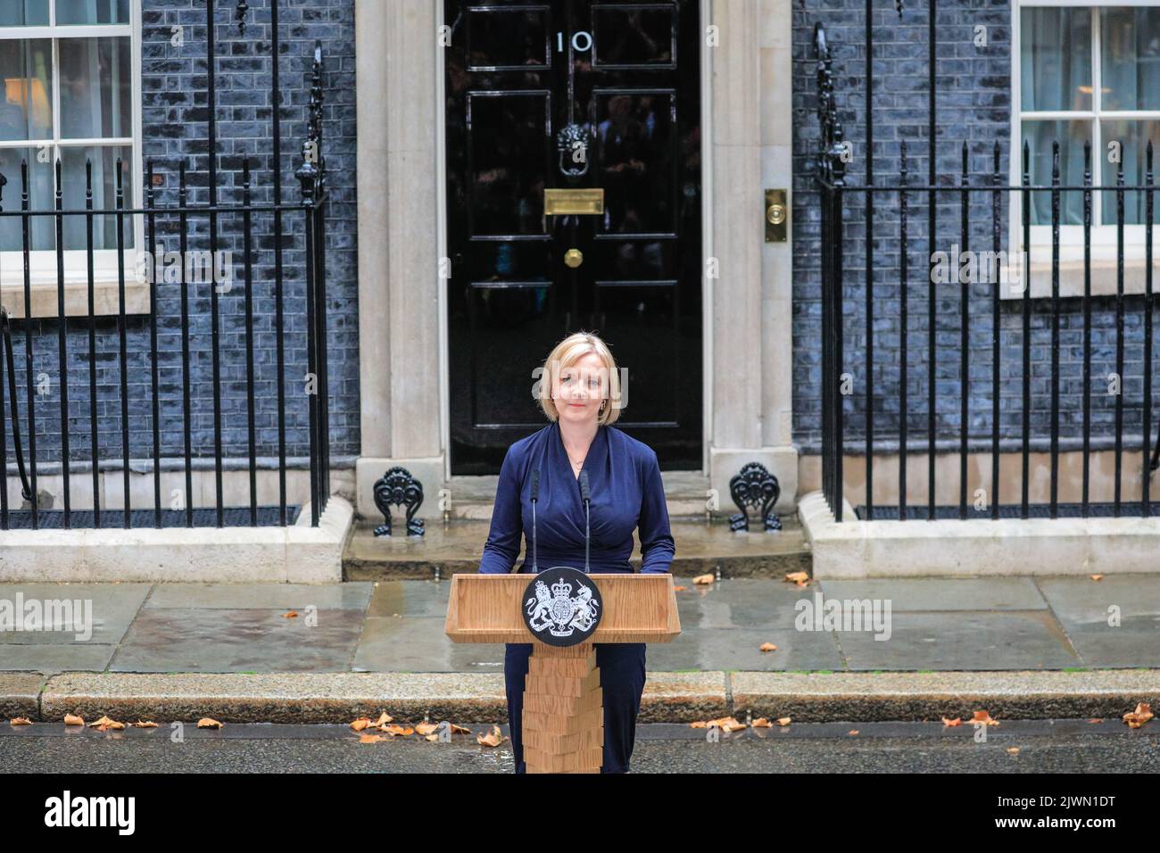Londres, Royaume-Uni. 06th septembre 2022. Liz Truss (Elizabeth Truss), prononce son premier discours en tant que nouveau Premier ministre britannique du Royaume-Uni aujourd'hui, à l'extérieur du 10 Downing Street à Westminster. Les alliés, les partisans, la famille et d'autres écoutent le discours, aux côtés de la presse assemblée. Elle entre ensuite avec son mari Hugh O'Leary. Credit: Imagetraceur/Alamy Live News Banque D'Images