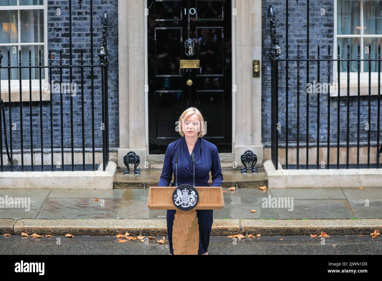 Londres, Royaume-Uni. 06th septembre 2022. Liz Truss (Elizabeth Truss), prononce son premier discours en tant que nouveau Premier ministre britannique du Royaume-Uni aujourd'hui, à l'extérieur du 10 Downing Street à Westminster. Les alliés, les partisans, la famille et d'autres écoutent le discours, aux côtés de la presse assemblée. Elle entre ensuite avec son mari Hugh O'Leary. Credit: Imagetraceur/Alamy Live News Banque D'Images