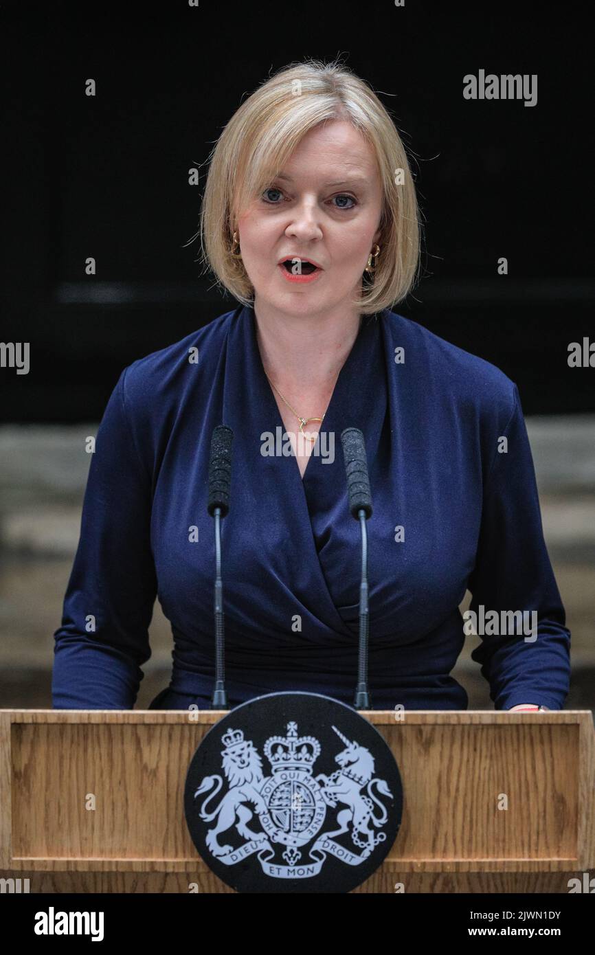 Londres, Royaume-Uni. 06th septembre 2022. Liz Truss (Elizabeth Truss), prononce son premier discours en tant que nouveau Premier ministre britannique du Royaume-Uni aujourd'hui, à l'extérieur du 10 Downing Street à Westminster. Les alliés, les partisans, la famille et d'autres écoutent le discours, aux côtés de la presse assemblée. Elle entre ensuite avec son mari Hugh O'Leary. Credit: Imagetraceur/Alamy Live News Banque D'Images