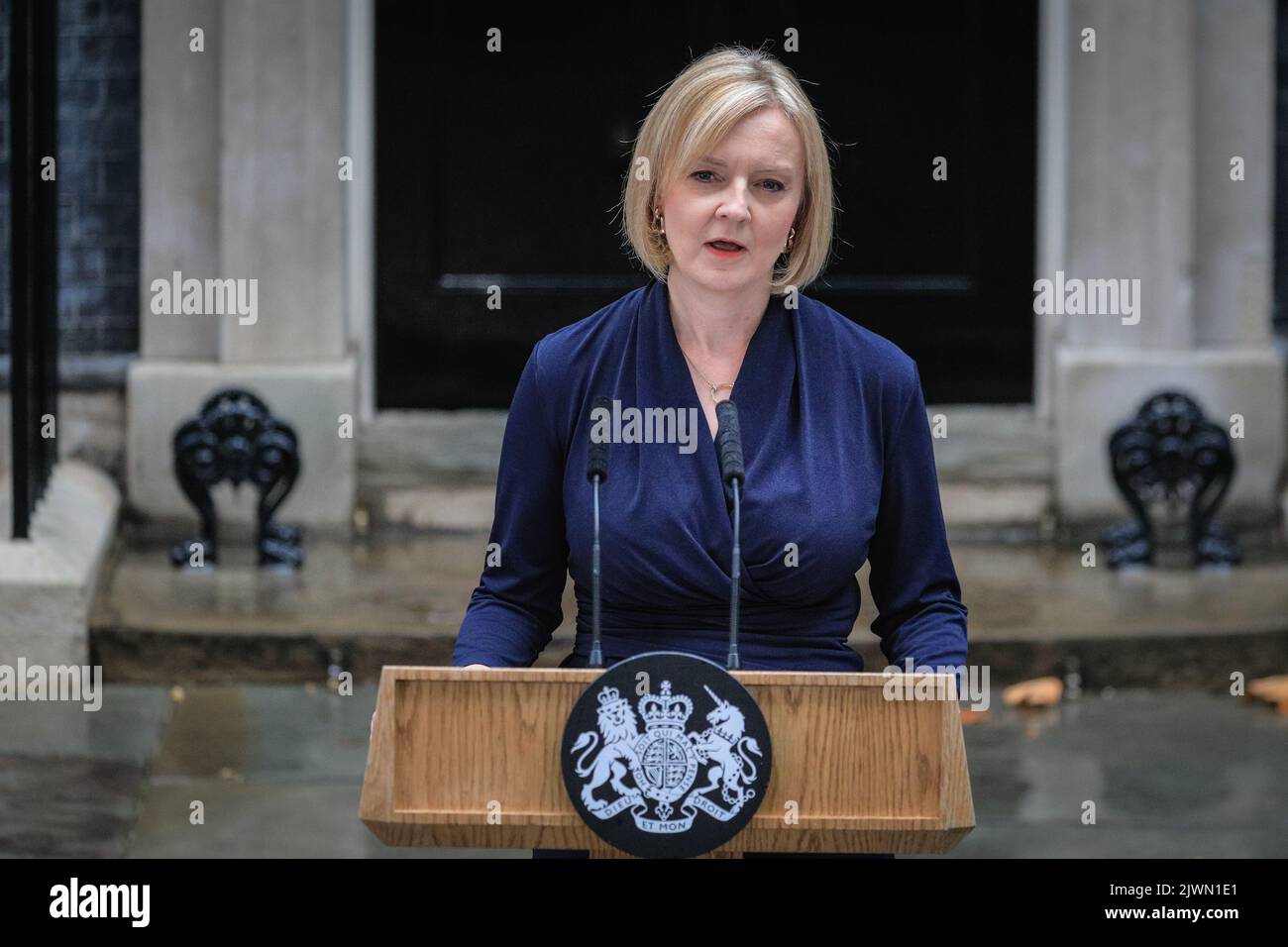Londres, Royaume-Uni. 06th septembre 2022. Liz Truss (Elizabeth Truss), prononce son premier discours en tant que nouveau Premier ministre britannique du Royaume-Uni aujourd'hui, à l'extérieur du 10 Downing Street à Westminster. Les alliés, les partisans, la famille et d'autres écoutent le discours, aux côtés de la presse assemblée. Elle entre ensuite avec son mari Hugh O'Leary. Credit: Imagetraceur/Alamy Live News Banque D'Images