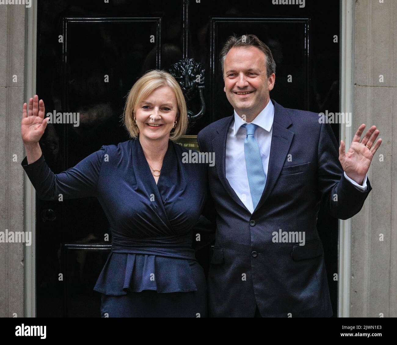 Londres, Royaume-Uni. 06th septembre 2022. Liz Truss et son mari Hugh O'Leary à la célèbre porte n° 10. Liz Truss (Elizabeth Truss), prononce son premier discours en tant que nouveau Premier ministre britannique du Royaume-Uni aujourd'hui, à l'extérieur du 10 Downing Street à Westminster. Les alliés, les partisans, la famille et d'autres écoutent le discours, aux côtés de la presse assemblée. Elle entre ensuite avec son mari Hugh O'Leary. Credit: Imagetraceur/Alamy Live News Banque D'Images