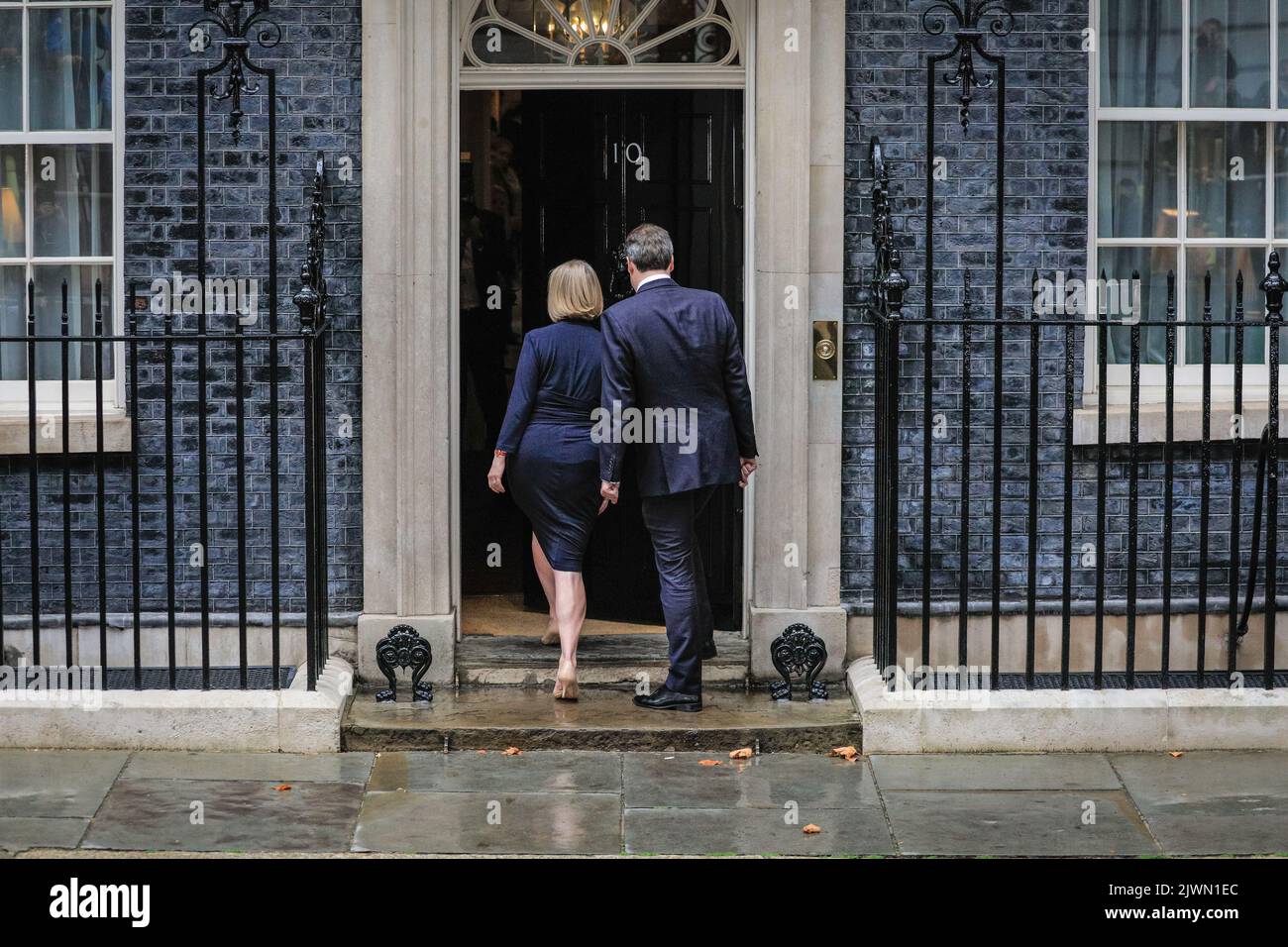Londres, Royaume-Uni. 06th septembre 2022. Liz Truss et son mari Hugh O'Leary à la célèbre porte n° 10. Liz Truss (Elizabeth Truss), prononce son premier discours en tant que nouveau Premier ministre britannique du Royaume-Uni aujourd'hui, à l'extérieur du 10 Downing Street à Westminster. Les alliés, les partisans, la famille et d'autres écoutent le discours, aux côtés de la presse assemblée. Elle entre ensuite avec son mari Hugh O'Leary. Credit: Imagetraceur/Alamy Live News Banque D'Images