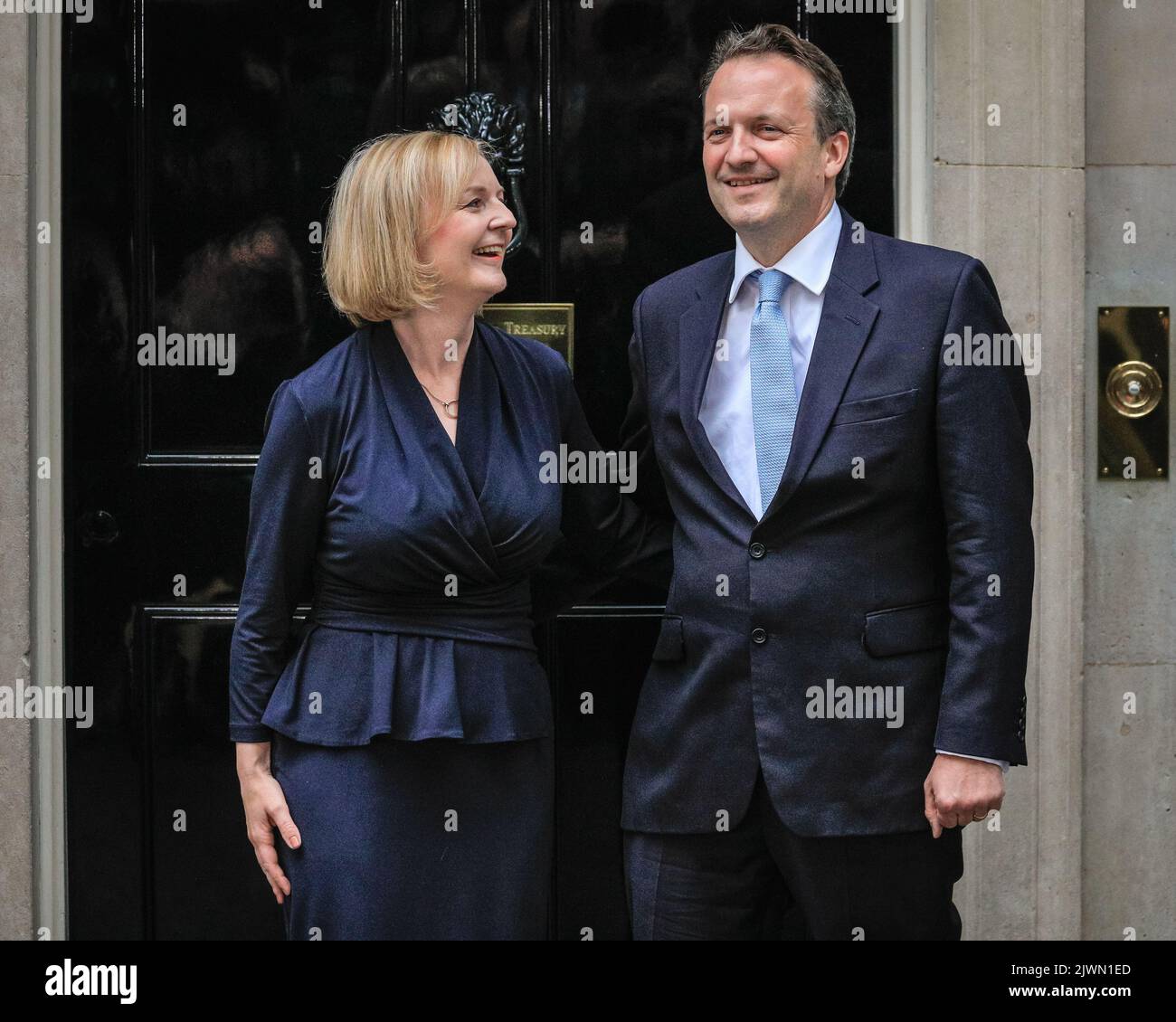 Londres, Royaume-Uni. 06th septembre 2022. Liz Truss et son mari Hugh O'Leary à la célèbre porte n° 10. Liz Truss (Elizabeth Truss), prononce son premier discours en tant que nouveau Premier ministre britannique du Royaume-Uni aujourd'hui, à l'extérieur du 10 Downing Street à Westminster. Les alliés, les partisans, la famille et d'autres écoutent le discours, aux côtés de la presse assemblée. Elle entre ensuite avec son mari Hugh O'Leary. Credit: Imagetraceur/Alamy Live News Banque D'Images