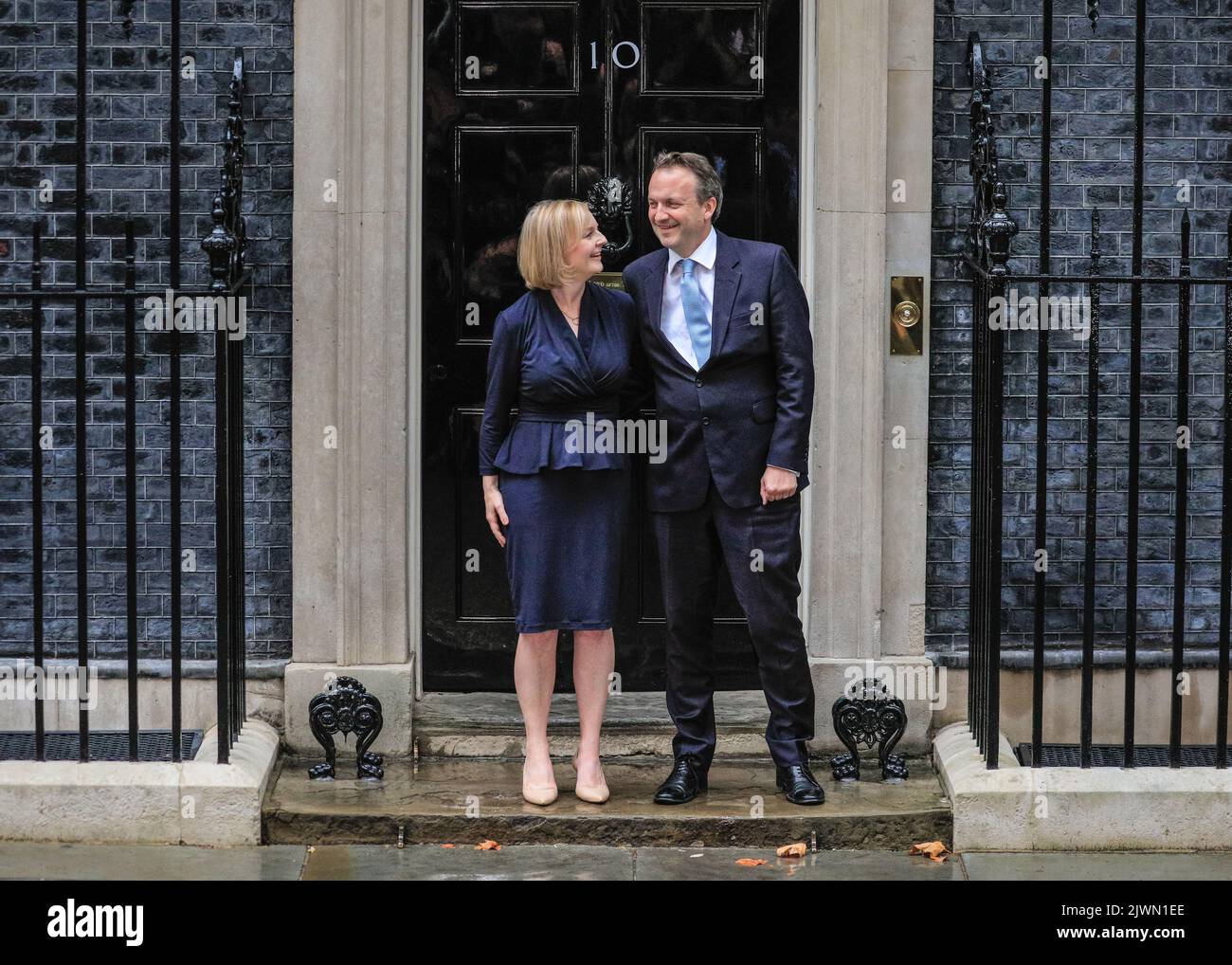 Londres, Royaume-Uni. 06th septembre 2022. Liz Truss et son mari Hugh O'Leary à la célèbre porte n° 10. Liz Truss (Elizabeth Truss), prononce son premier discours en tant que nouveau Premier ministre britannique du Royaume-Uni aujourd'hui, à l'extérieur du 10 Downing Street à Westminster. Les alliés, les partisans, la famille et d'autres écoutent le discours, aux côtés de la presse assemblée. Elle entre ensuite avec son mari Hugh O'Leary. Credit: Imagetraceur/Alamy Live News Banque D'Images