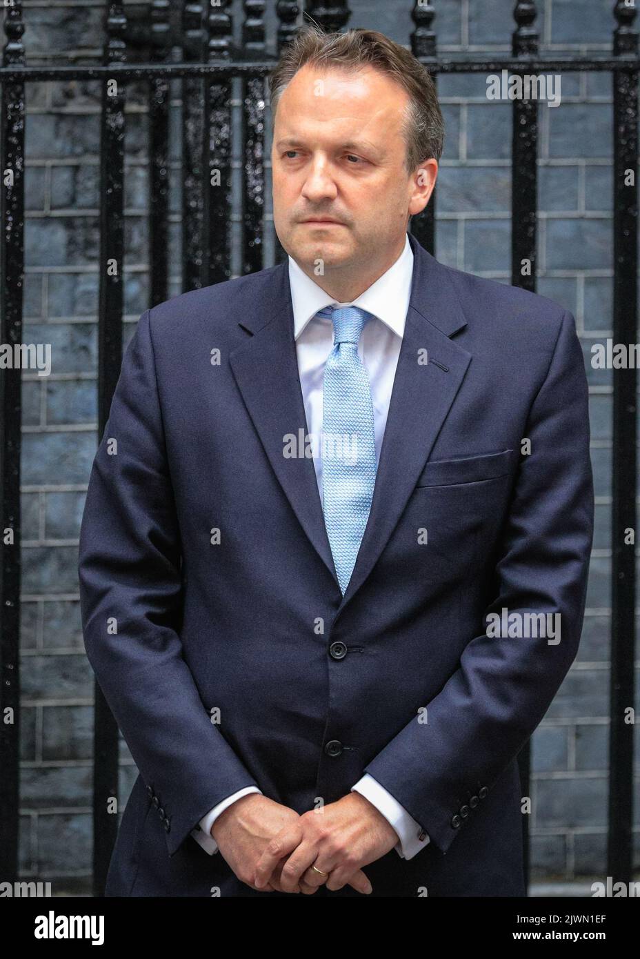 Londres, Royaume-Uni. 06th septembre 2022. Le mari Hugh O'Leary écoute le discours. Liz Truss (Elizabeth Truss), prononce son premier discours en tant que nouveau Premier ministre britannique du Royaume-Uni aujourd'hui, à l'extérieur du 10 Downing Street à Westminster. Les alliés, les partisans, la famille et d'autres écoutent le discours, aux côtés de la presse assemblée. Elle entre ensuite avec son mari Hugh O'Leary. Credit: Imagetraceur/Alamy Live News Banque D'Images