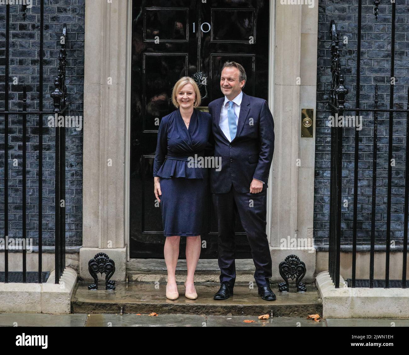 Londres, Royaume-Uni. 06th septembre 2022. Liz Truss et son mari Hugh O'Leary à la célèbre porte n° 10. Liz Truss (Elizabeth Truss), prononce son premier discours en tant que nouveau Premier ministre britannique du Royaume-Uni aujourd'hui, à l'extérieur du 10 Downing Street à Westminster. Les alliés, les partisans, la famille et d'autres écoutent le discours, aux côtés de la presse assemblée. Elle entre ensuite avec son mari Hugh O'Leary. Credit: Imagetraceur/Alamy Live News Banque D'Images