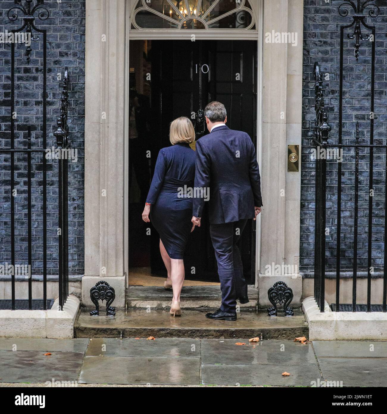 Londres, Royaume-Uni. 06th septembre 2022. Liz Truss et son mari Hugh O'Leary à la célèbre porte n° 10. Liz Truss (Elizabeth Truss), prononce son premier discours en tant que nouveau Premier ministre britannique du Royaume-Uni aujourd'hui, à l'extérieur du 10 Downing Street à Westminster. Les alliés, les partisans, la famille et d'autres écoutent le discours, aux côtés de la presse assemblée. Elle entre ensuite avec son mari Hugh O'Leary. Credit: Imagetraceur/Alamy Live News Banque D'Images