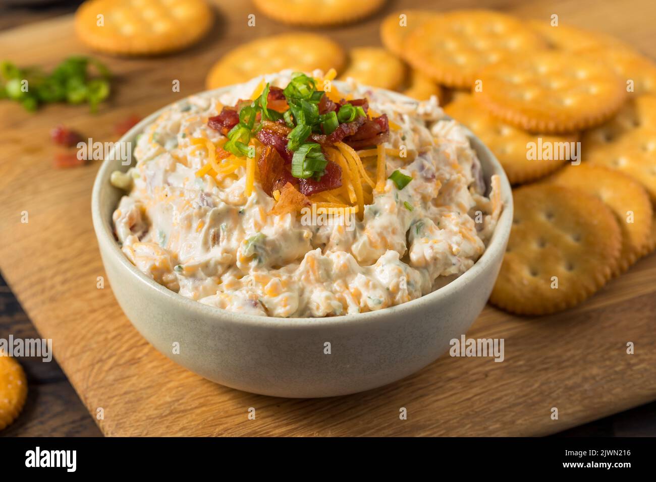 Apéritif maison crémeux au bacon avec sauce à la mayonnaise Banque D'Images