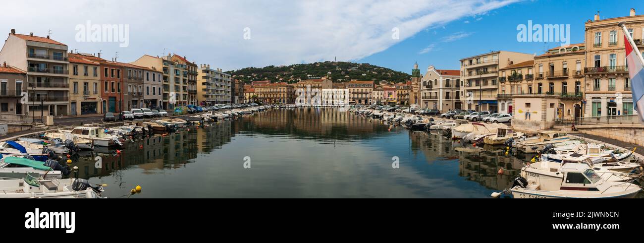 Panorama du canal de Peyrade à Sète, un matin d'été, à Hérault, Occitanie, France Banque D'Images