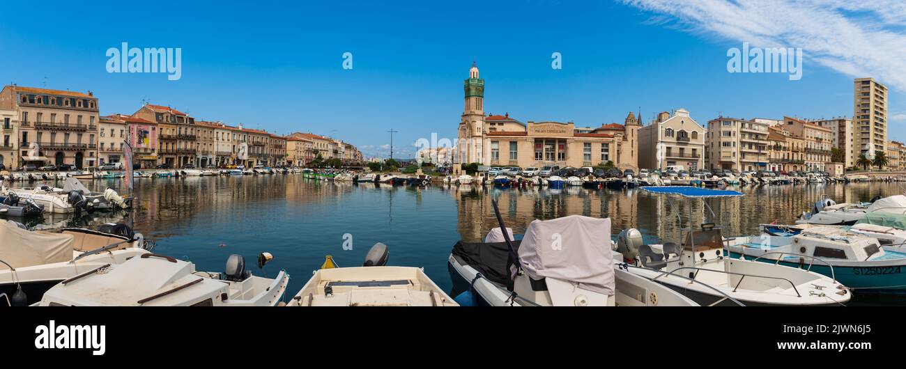 Panorama du canal de Peyrade et du palais consulaire de Sète, un jour d'été, à Herault, Occitanie, France Banque D'Images