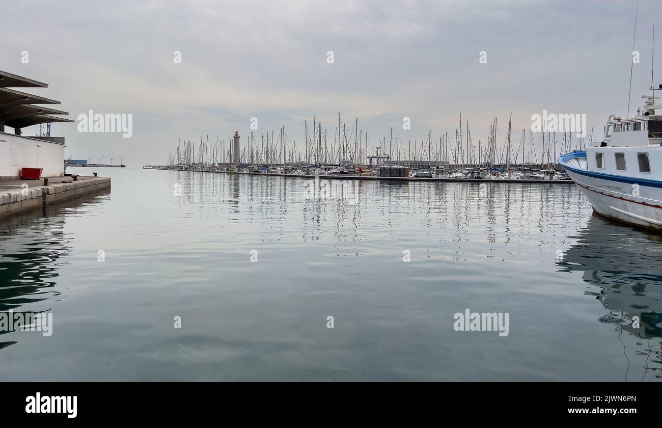 Port de plaisance de Sète et phare de Saint Louis, le matin de l'été, à Hérault, Occitanie, France Banque D'Images