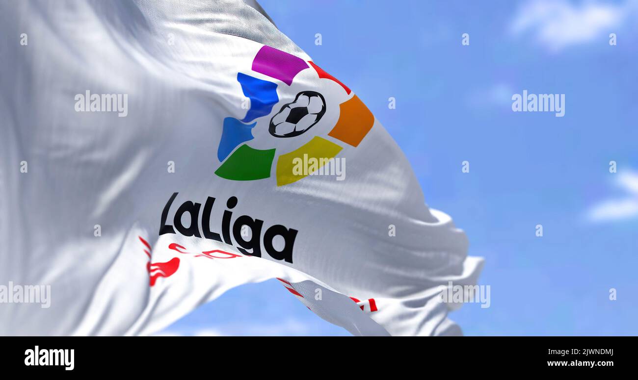 Madrid, SPA, juillet 2022 : gros plan du drapeau de la Liga qui agite dans le vent. La Liga est la division masculine de football professionnel du football espagnol Banque D'Images
