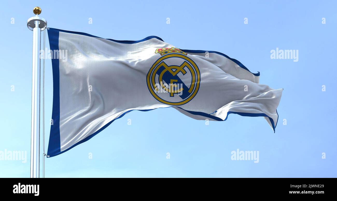 Madrid, Espagne, 2022 juin : le drapeau du Real Madrid agitant dans le vent par temps clair. Real Madrid est un club de football espagnol professionnel basé à Madr Banque D'Images
