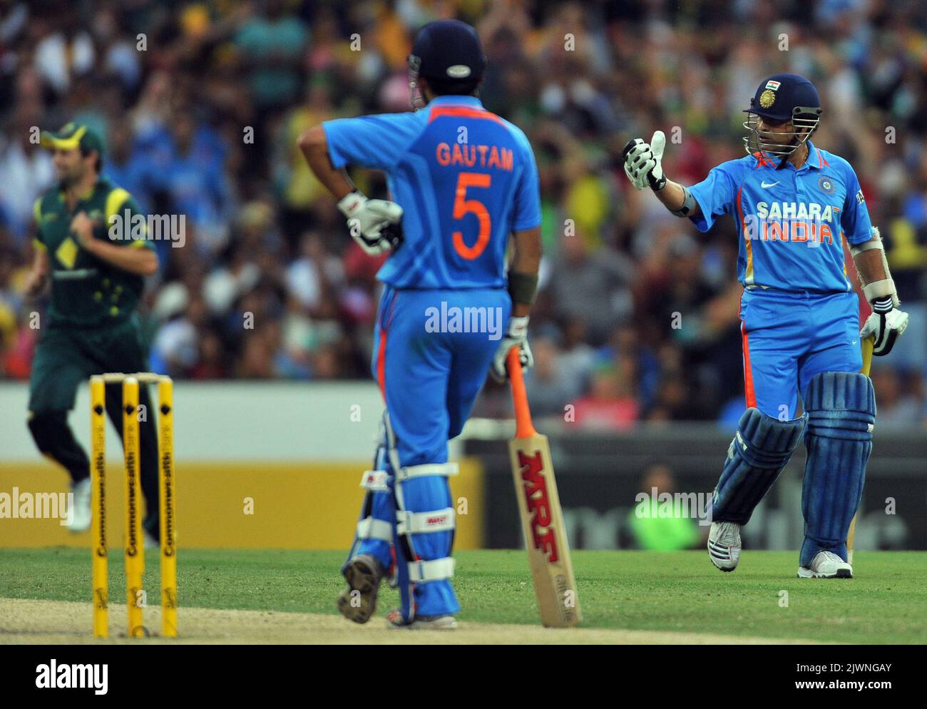 Sachin Tendulkar (à droite), l'Inde, fait des gestes à Gautam Gambhir après avoir été écourté par David Warner, d'Australie, lors de leur match international d'une journée au Sydney Cricket Ground, à Sydney, le dimanche 26 février 2012. (AAP image/Paul Miller) Banque D'Images