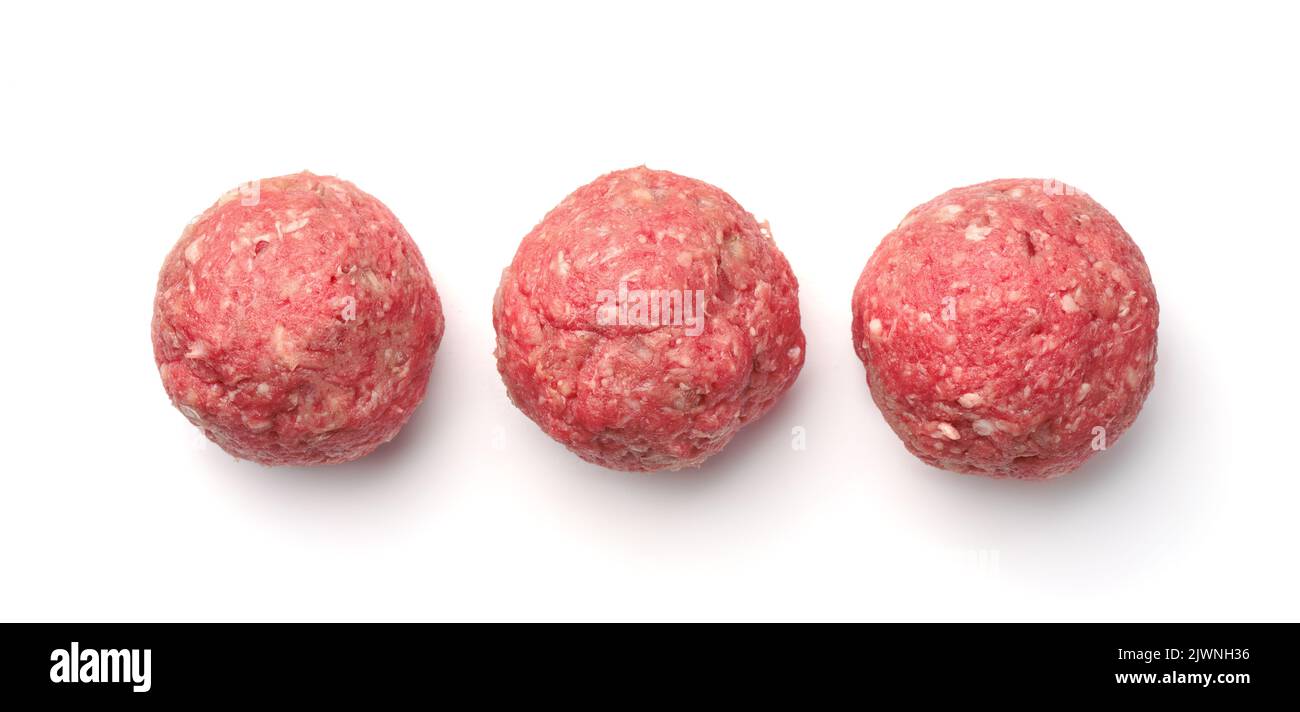 Vue de dessus de trois boulettes de viande fraîches et crues isolées sur du blanc Banque D'Images