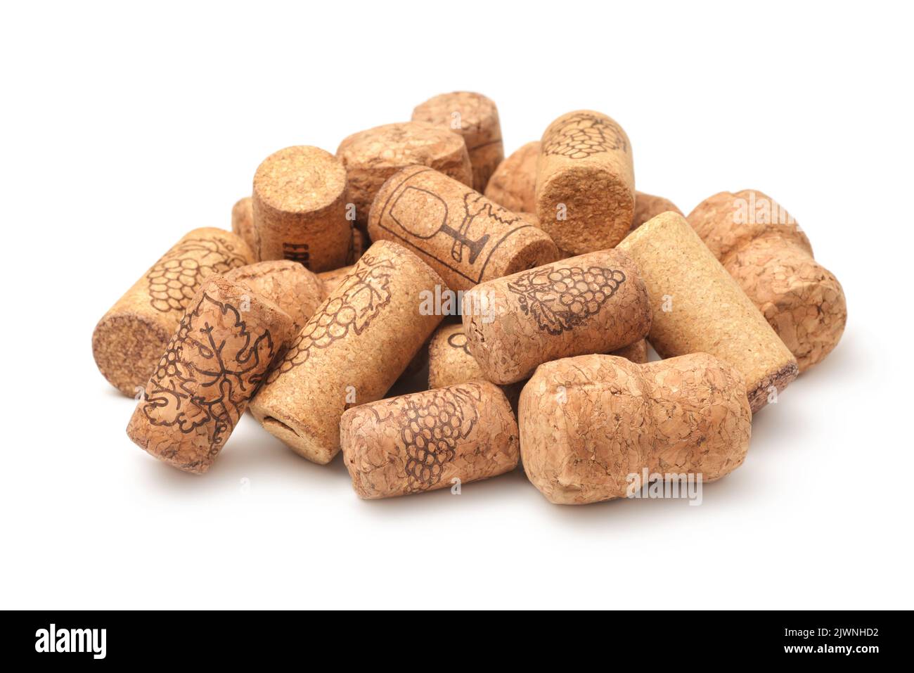 Pile de différents bouchons de vin naturel isolés sur blanc Banque D'Images