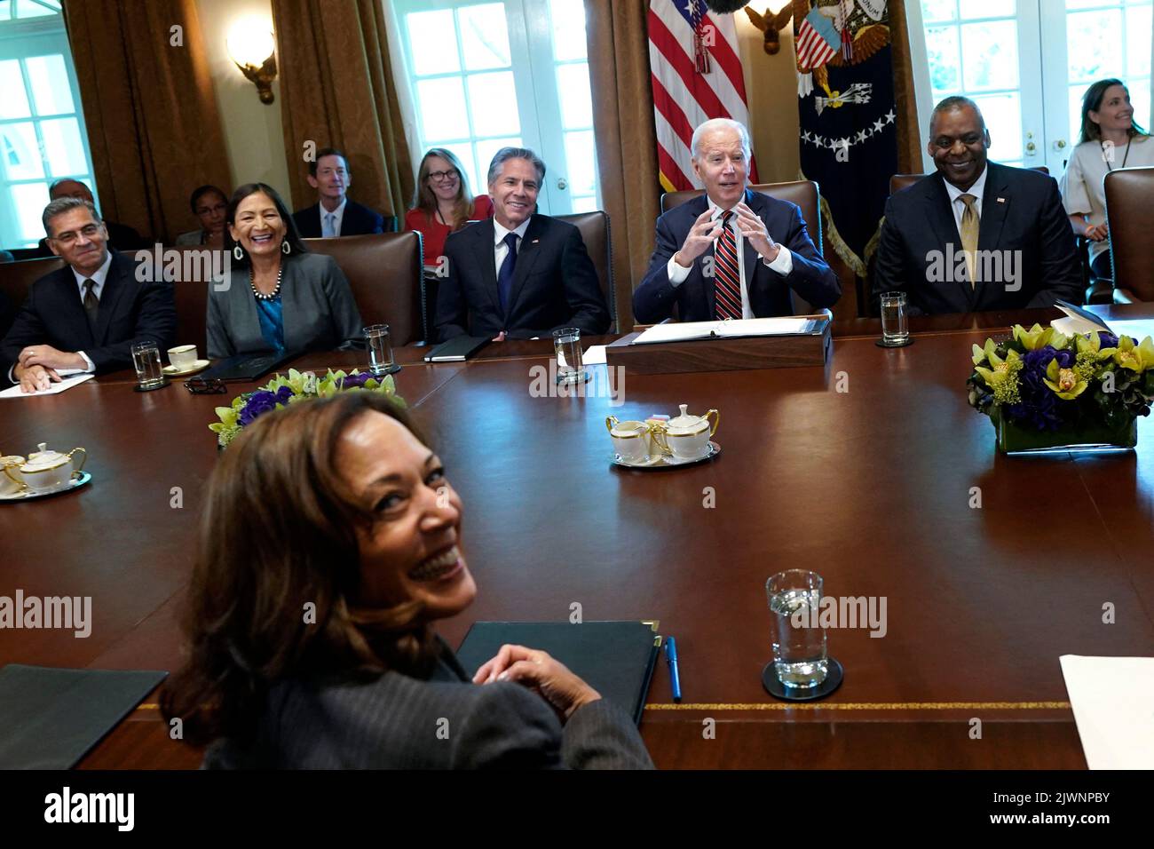 LE vice-président AMÉRICAIN Kamala Harris sourit alors que le président ...